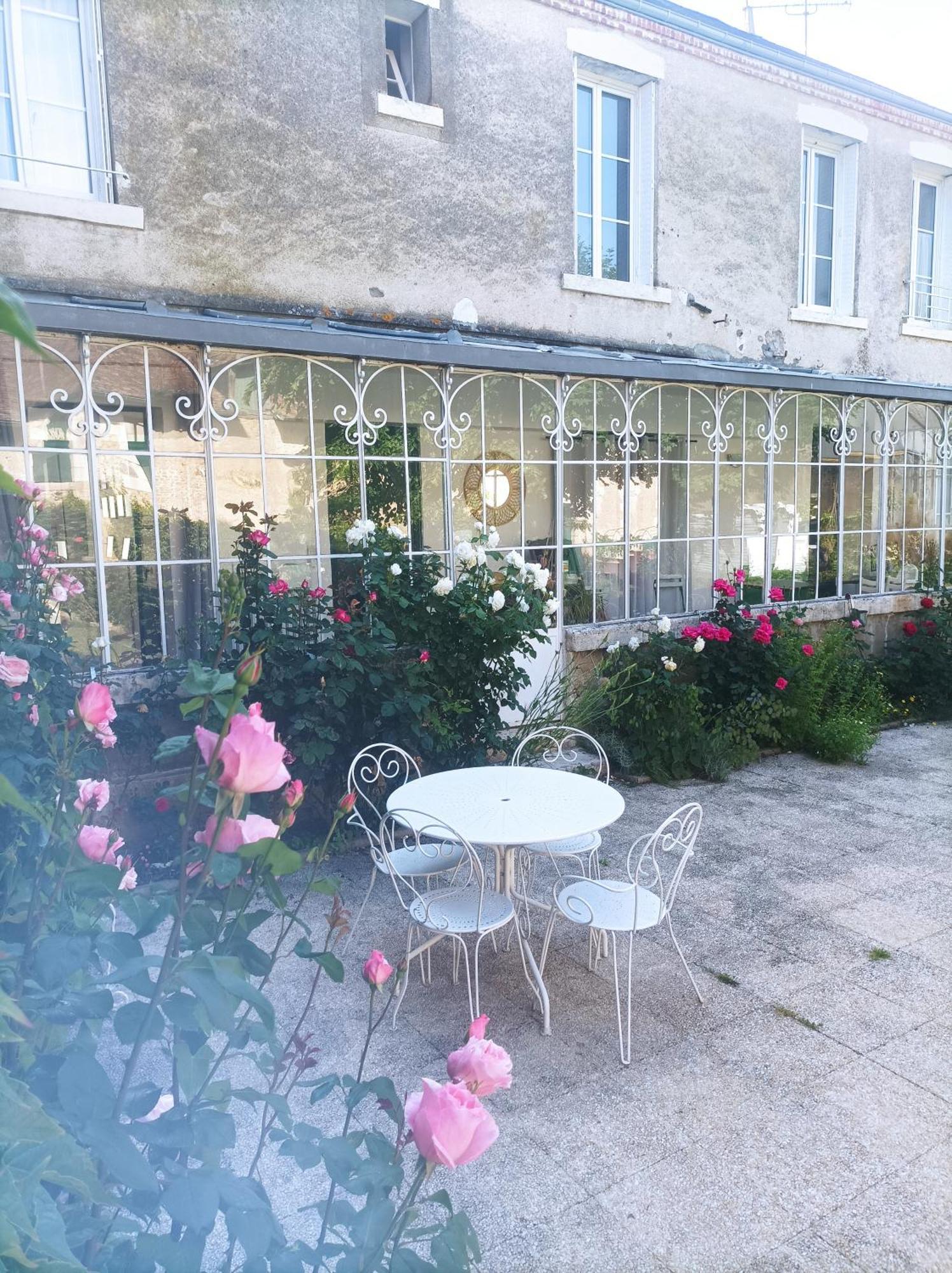 Le Relais Des Roses- Chambres D'Hotes Vatan Экстерьер фото